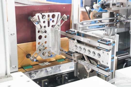 Μηχανή εισαγωγής σχοινιών σε χαρτοσακούλες PRY-450A 4